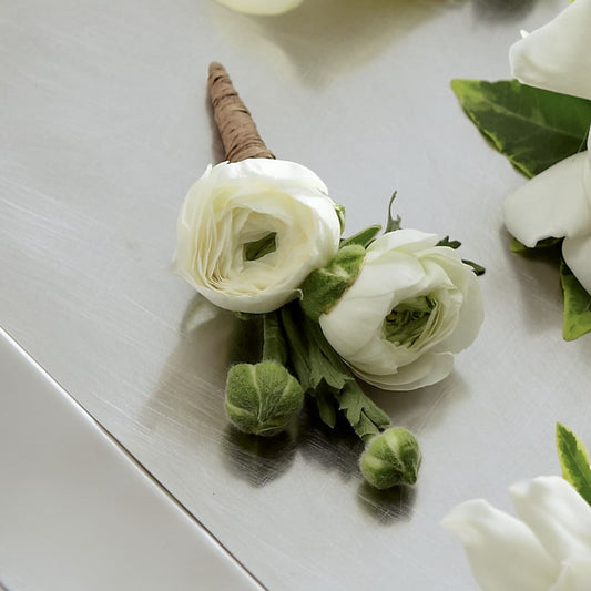 Boutonnière de ranúnculo blanco